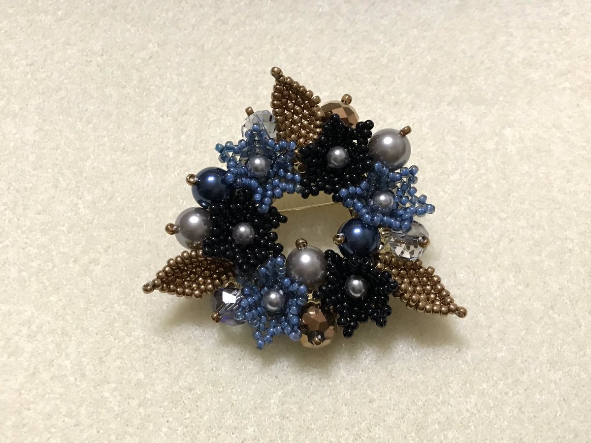 suisui_beadsmm's tweet photo. #青木恵理 先生の特別な日ブローチです。バランス良く飾り付けるのって難しいですねえ。写真を見ながら真似しても、なんか違う。ビーズマニアに本物の綺麗な写真があるんで、そっちを見てね！#Blue_Bell https://t.co/UCvGoktGqp