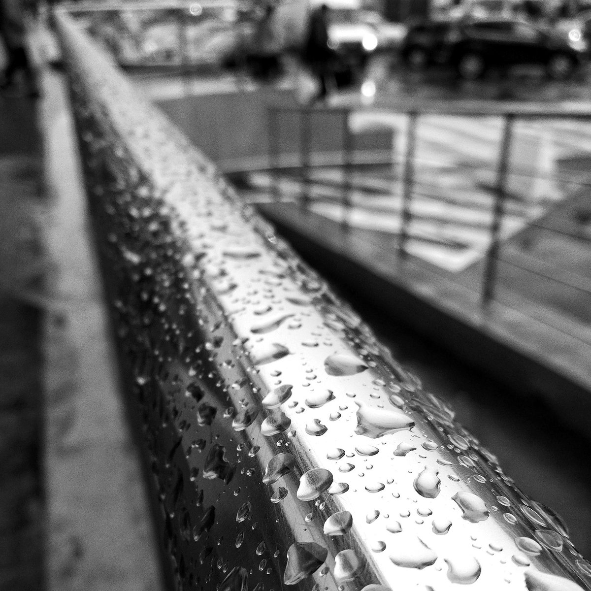 Собирался с утра
Серый нахмуренный 
Дождь.
Взял в дорогу:
Листьев охапку,
Старенький макинтош,
Спелой рябины гроздь,
Серого неба клочок.
Только забыл,
Куда ему надо идти
Вот дурачок..
Сел и заплакал. (Я)