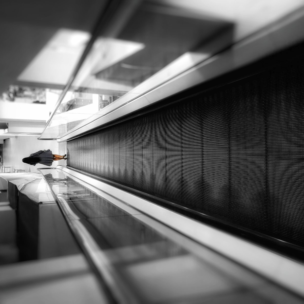 Не забывай, шагая к цели напролом- 
Жизнь всё покажет под своим углом. 
Но как на мир смотреть- тебе решать. Переверни себя, чтоб заново начать.(Я)