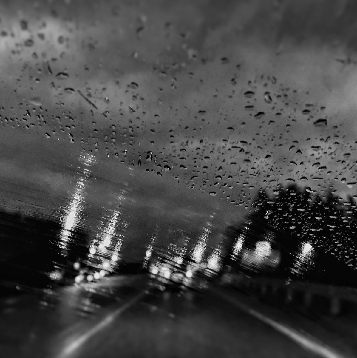 В глубине ночи
Прячутся кошки
И грустные люди
И страшные тайны
Я оставлю свет
Для тебя в окошке
Как будто 
Случайно..(Я)