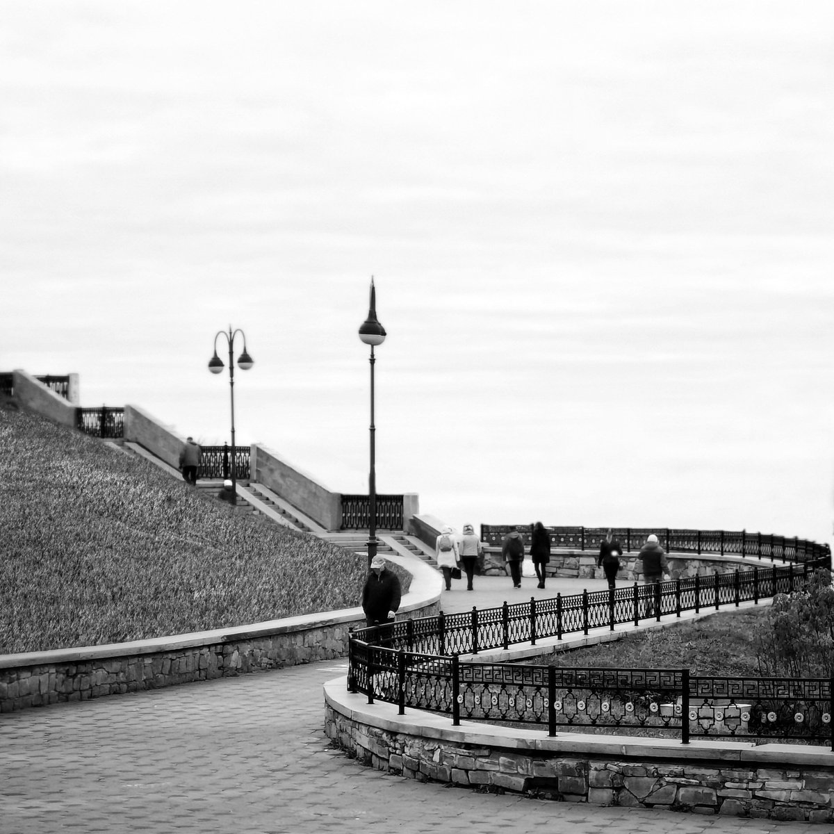 Порой нам жизнь сама
Прокладывает путь
И выбирает ровную дорогу.
И гладко полотно,
И некуда свернуть,
И видно, что по ней ходили много.
Но только как теперь 
Ошибки совершать,
Когда всё за тебя давно решилось?
Нет, я хотел бы сам 
Дорогу выбирать.
Пусть путь нелёгок и извилист.