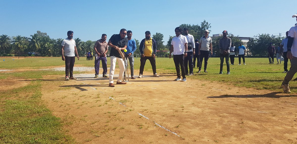 kantesh_ke's tweet photo. ಶಿವಮೊಗ್ಗದ ಕೃಷಿ  ವಿಶ್ವವಿದ್ಯಾಲಯವತಿಯಿಂದ ಆಯೋಜಿಸಿರುವ ಕ್ರಿಕೆಟ್ ಪಂದ್ಯಾವಳಿಯನ್ನು  ಉದ್ಘಾಟಿಸಿ ಪಾಲ್ಗೊಂಡ ಸಮಯ https://t.co/o1Rlapy5Sv