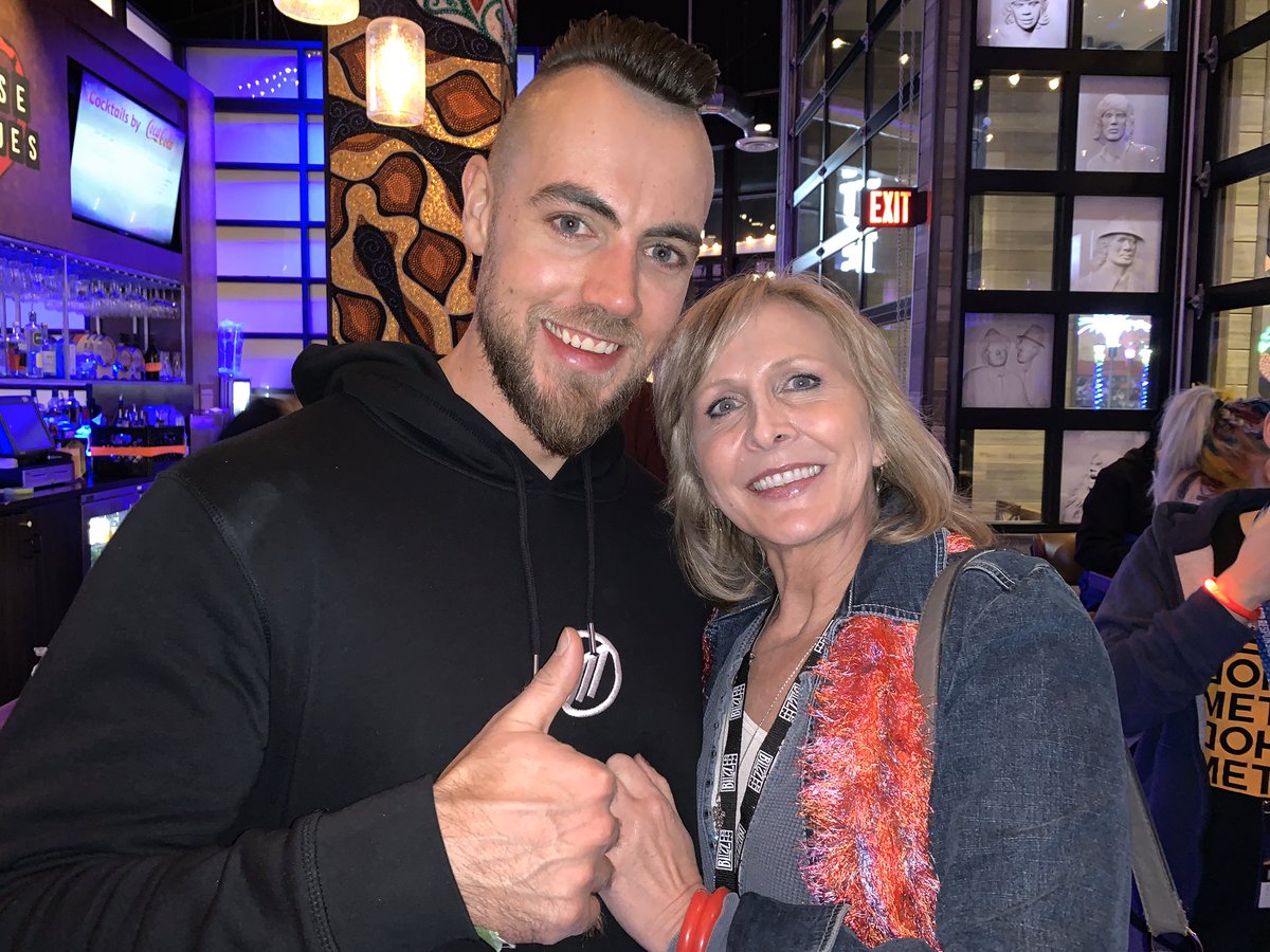 Methodsco's tweet photo. Me and sylvanas @PattyMattson (voice of sylvanas from @Warcraft ) 💀 https://t.co/KLRcJpfVtL