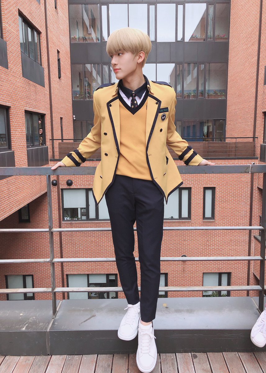 [에릭] 오늘 6시에 에릭의 첫 보이로그가 나와요! 기대해주세용~ 😽
(오랜만에 교복 사진 💛)

#BOYLOG
#ERICLOG
#THEBOYZ
