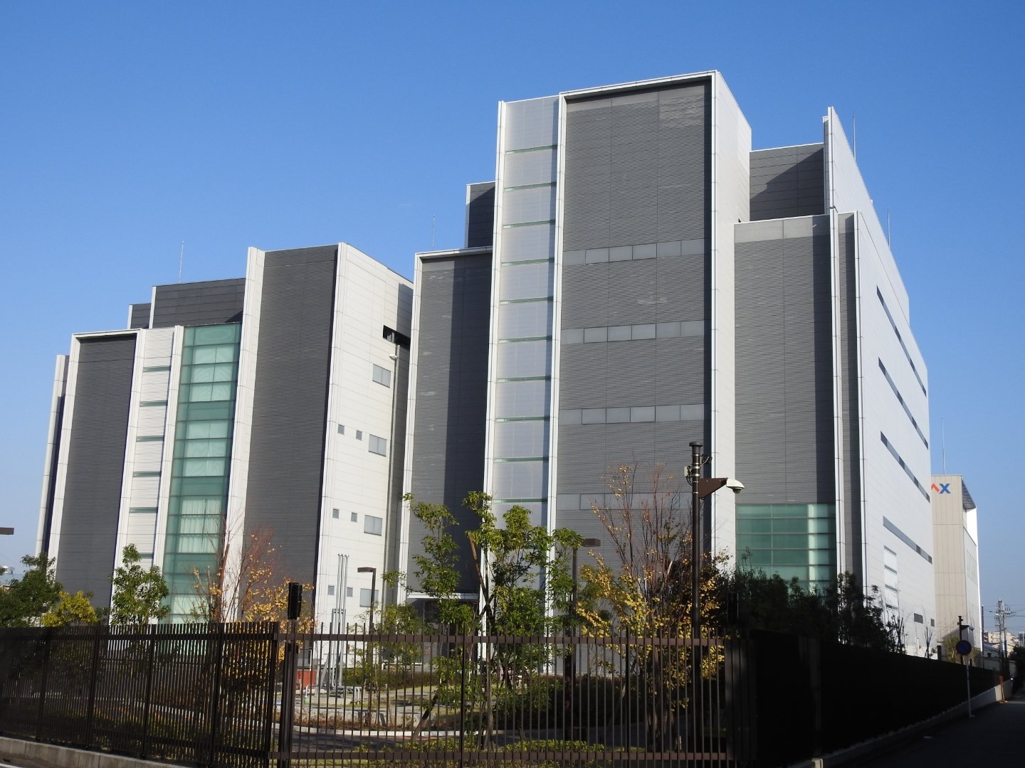 でんぱやくざ 楽天モバイルのネットワークセンターがあるらしい横浜市戸塚区の建物見てきた ここに楽天モバイルの基地局車がいると聞いたんだけど居なかった 木場の方にいるのかな 建物上に楽天モバイル基地局あったけど電波出てないしネットワークセンター