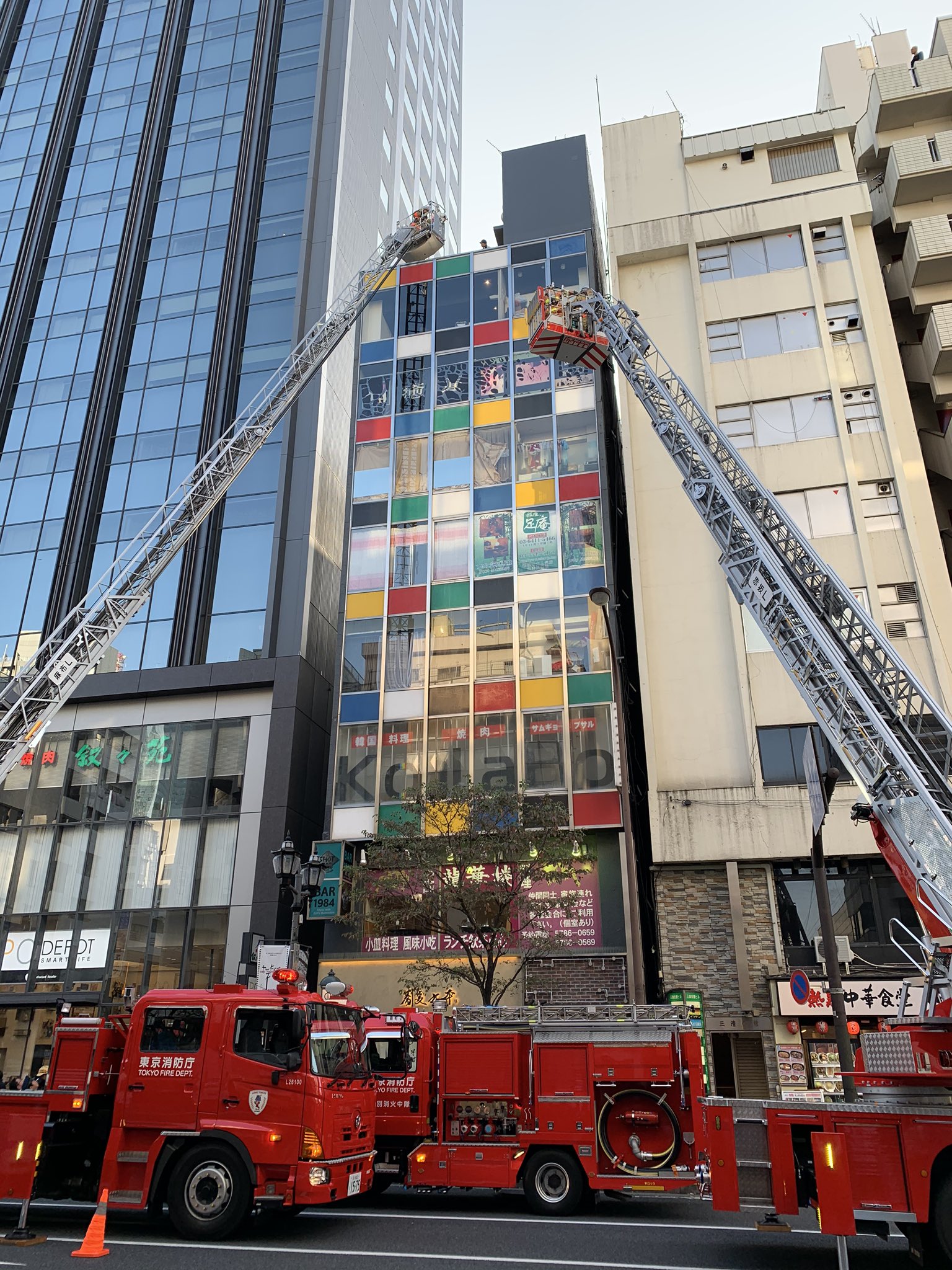 六本木のビルで火事が起きてる現場の画像