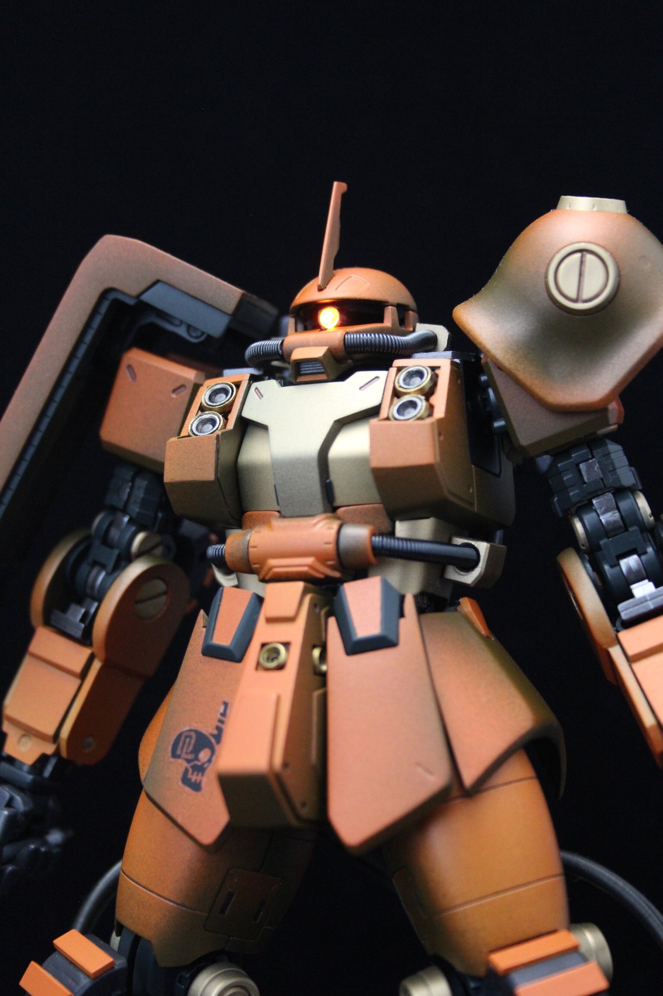 Taka大佐 Gp02製作中 本日は八潮模型展示会で沢山の方にご覧頂きありがとうございました カラーリングに関する質問が多かったのでご紹介 下地段階でライトグレーサフとメカサフスーパーヘビーで陰影をつけ その上にメタリックオレンジ3 蛍光