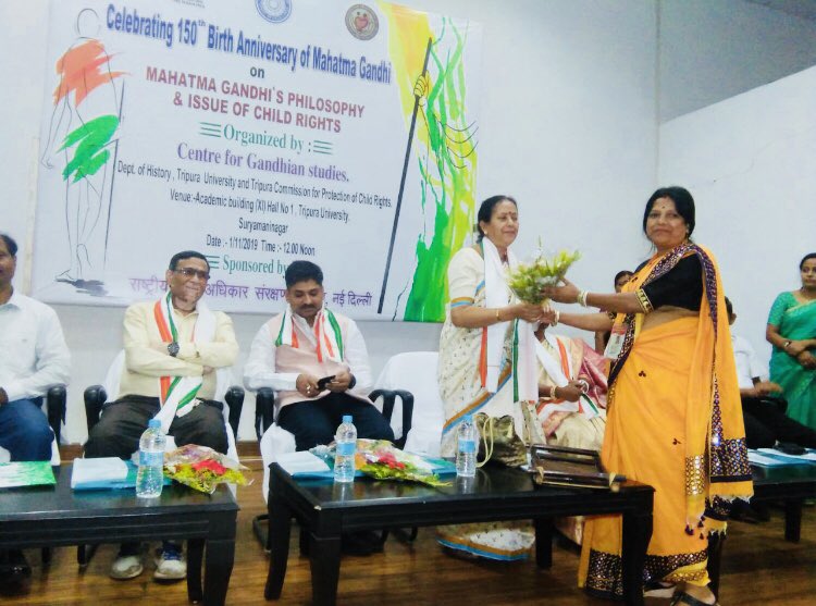NCPCR_'s tweet photo. गांधी दर्शन में बाल अधिकारों के विषय पर #महात्मा_गांधी_150 के अंतर्गत @NCPCR_ व #TSCPCR के द्वारा आयोजित #बाल_स्वराज शृंखला में श्री @santoshgupta075 ने युवा छात्रों, प्राध्यापको और वरिष्ठजनों के बीच त्रिपुरा विश्वविधालय, सूर्यमणीनगर (त्रिपुरा) में व्याख्यान दिया।
#बालस्वराज https://t.co/74QlKvKdDw