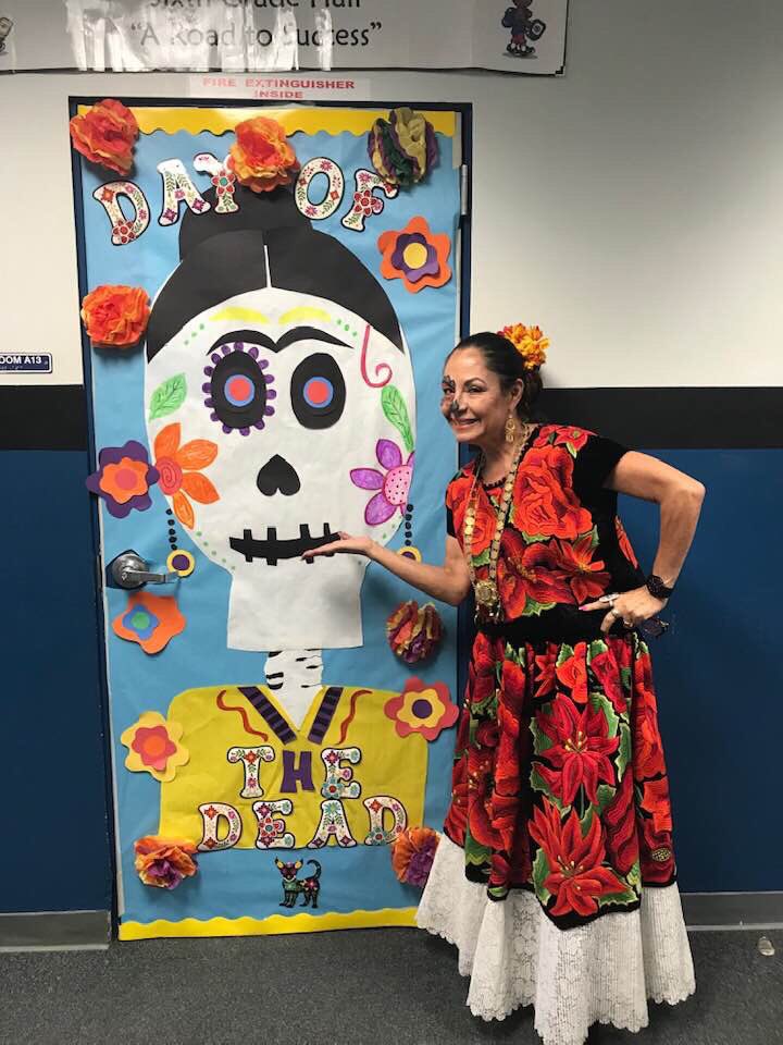 MaestraMoore's tweet photo. My friend and coworker Mrs. Diaz did a beautiful job decorating for Día de los Muertos 💀 #kolbcougarsfamily https://t.co/8EwYTqBwlU