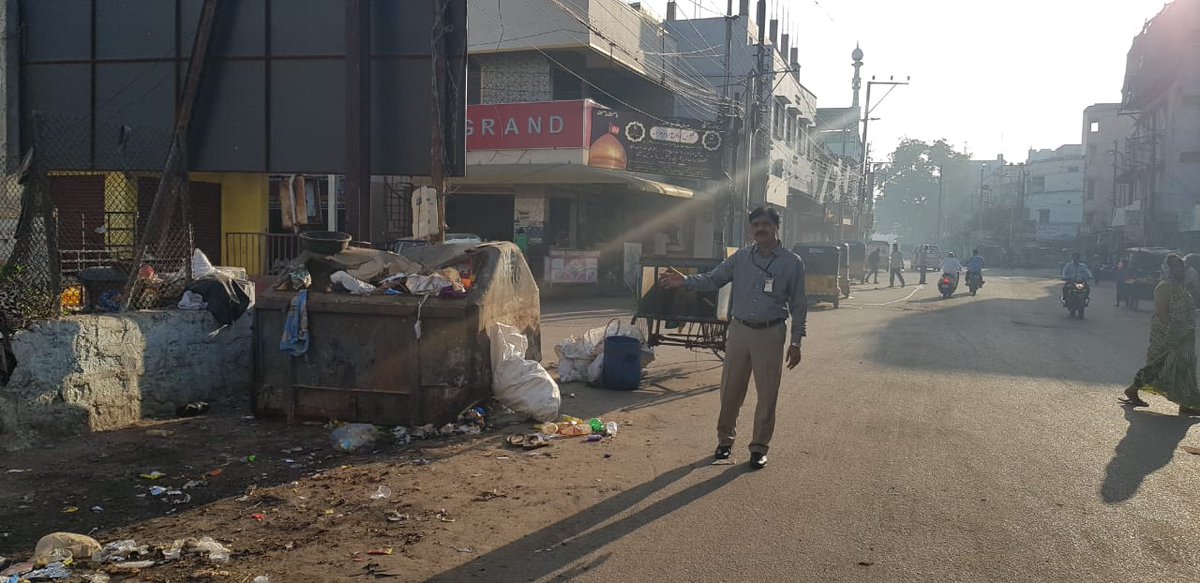 SantoshnagarDC's tweet photo. Swachh Santoshnagar. Sanitation Inspection at bada bazar road yakutpura, Chatrinaka X road, Singareni  colony #swachhhyd #teamghmc  @KTRTRS @bonthurammohan @arvindkumar_ias @CommissionrGHMC @GHMCOnline @acitghmc https://t.co/yyuziQUM2g