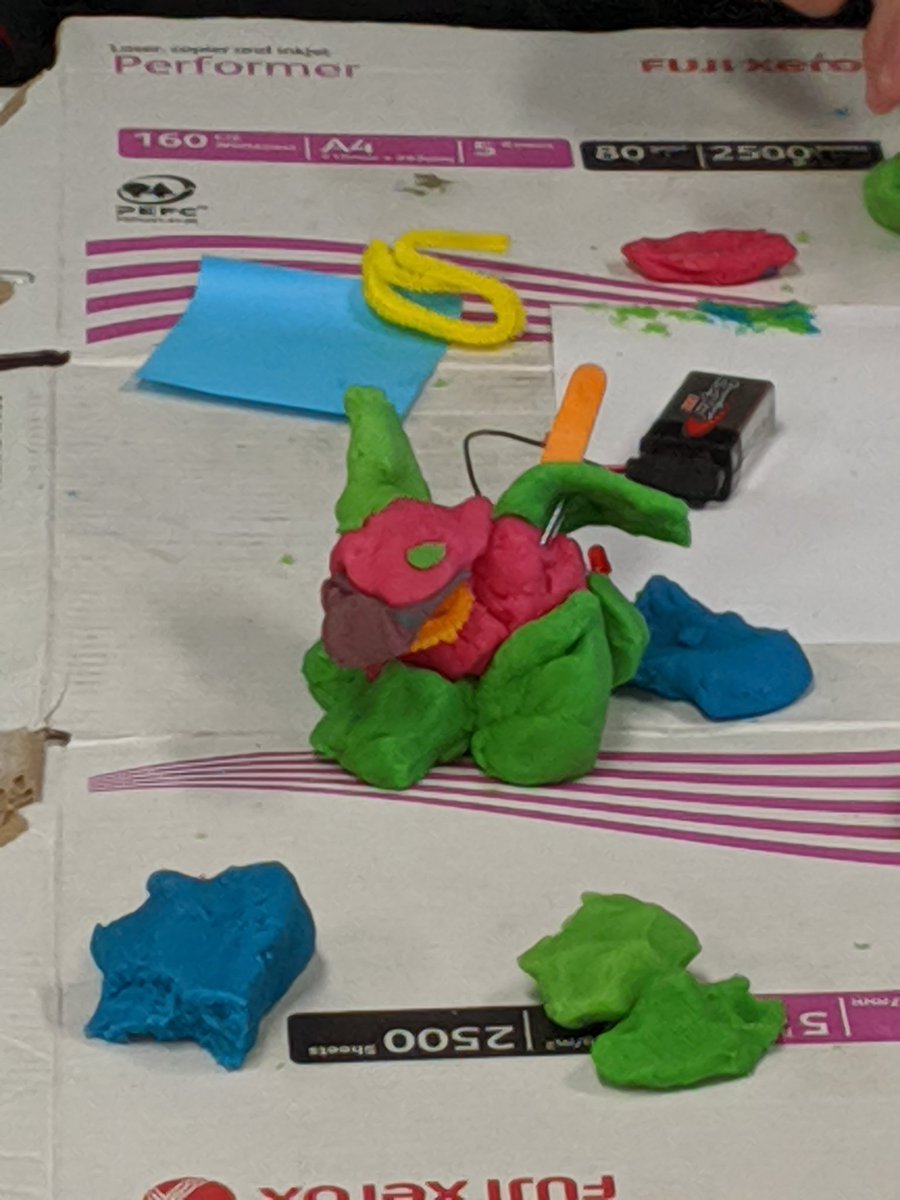 sheree_pudney's tweet image. Having a ball with playdough circuits and #microbit at Perth #GPN today