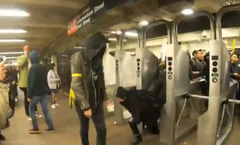 TerPosicion's tweet photo. Evasión del Metro se repite en protestas por violenta detención a joven por no pagar tarifa en New York #evasionmetro #evasionmasiva https://t.co/BhFySpFUWu https://t.co/vsiPcfiWZc