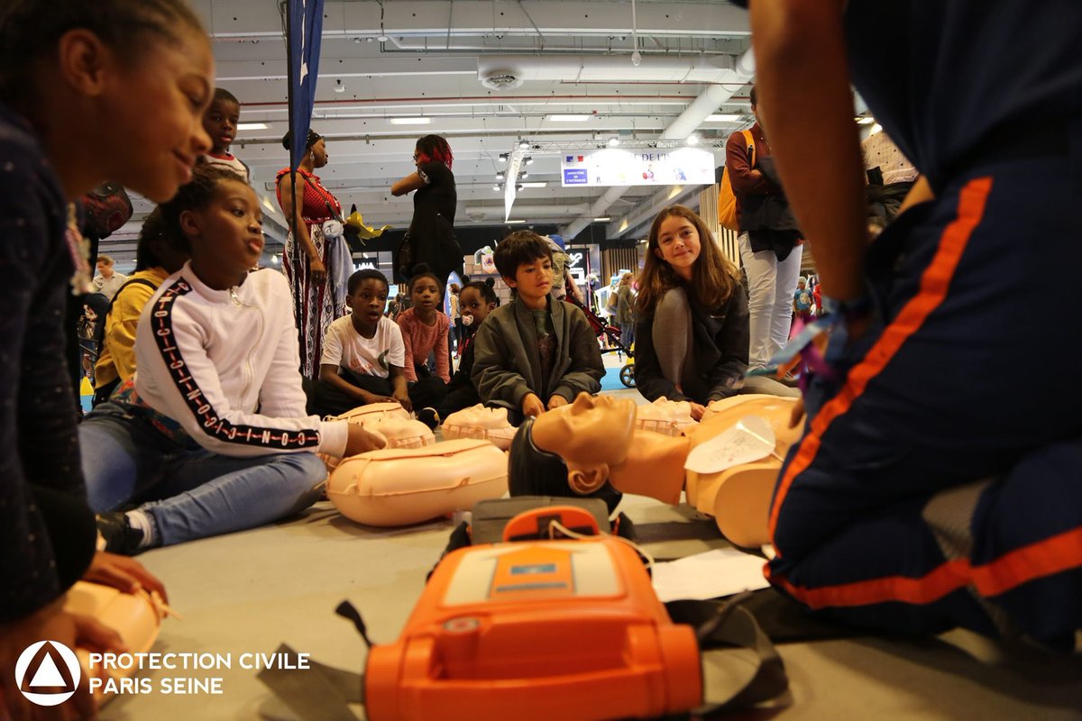 PCParisSeine's tweet image. Retour en images sur le @salonkidexpo qui a eu lieu la semaine dernière à #Paris ! 

Les bénévoles de la #PCPS étaient présents pour initier les plus jeunes aux #GestesQuiSauvent et notamment à l’utilisation des défibrillateurs installés par la ville de @Paris !
Cc @Anne_Hidalgo