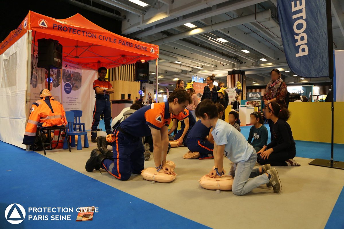 PCParisSeine's tweet image. Retour en images sur le @salonkidexpo qui a eu lieu la semaine dernière à #Paris ! 

Les bénévoles de la #PCPS étaient présents pour initier les plus jeunes aux #GestesQuiSauvent et notamment à l’utilisation des défibrillateurs installés par la ville de @Paris !
Cc @Anne_Hidalgo