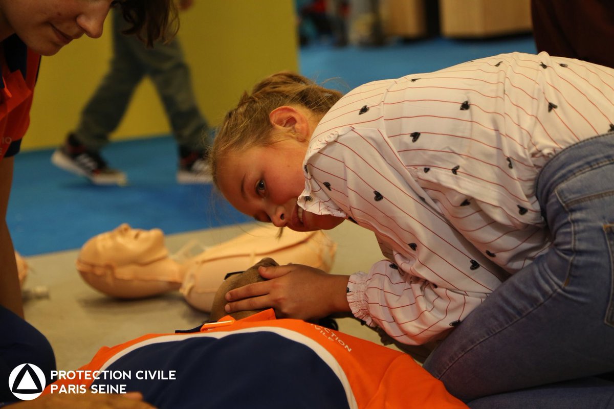 PCParisSeine's tweet image. Retour en images sur le @salonkidexpo qui a eu lieu la semaine dernière à #Paris ! 

Les bénévoles de la #PCPS étaient présents pour initier les plus jeunes aux #GestesQuiSauvent et notamment à l’utilisation des défibrillateurs installés par la ville de @Paris !
Cc @Anne_Hidalgo