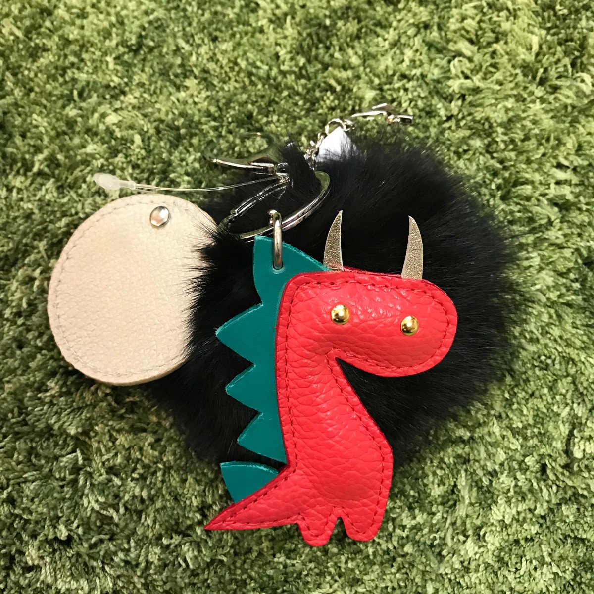 kentybooon's tweet photo. コーチの恐竜とかエルメスのイカとかちょっと話題になってるけど、うちの会社で作ってるカユウドラゴンも話題になってバカ売れせんかなあ。本革使っててファーもリアルファーで4800円+税はなかなか安いと思うねんけど…バズらんかなあ…バズって俺のボーナス増えへんかなあ… https://t.co/TEySb54E8H
