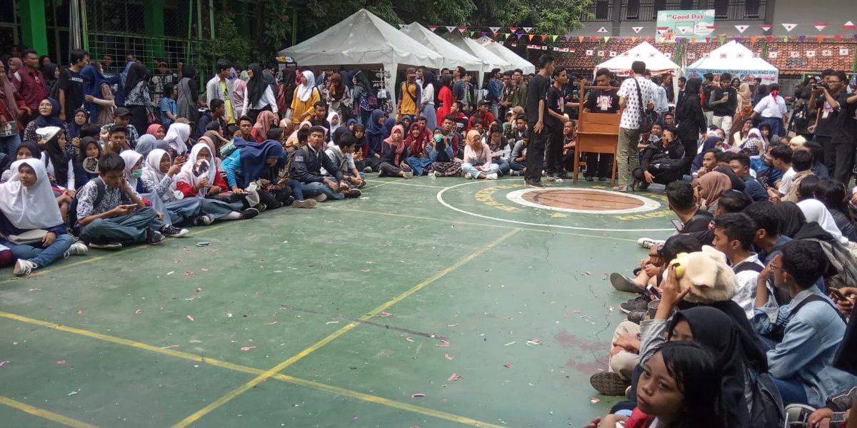 Loh ada apa nih kok dibelah dua gini? 😳 Bikin penasaran aja nihh Shadow Cosplay