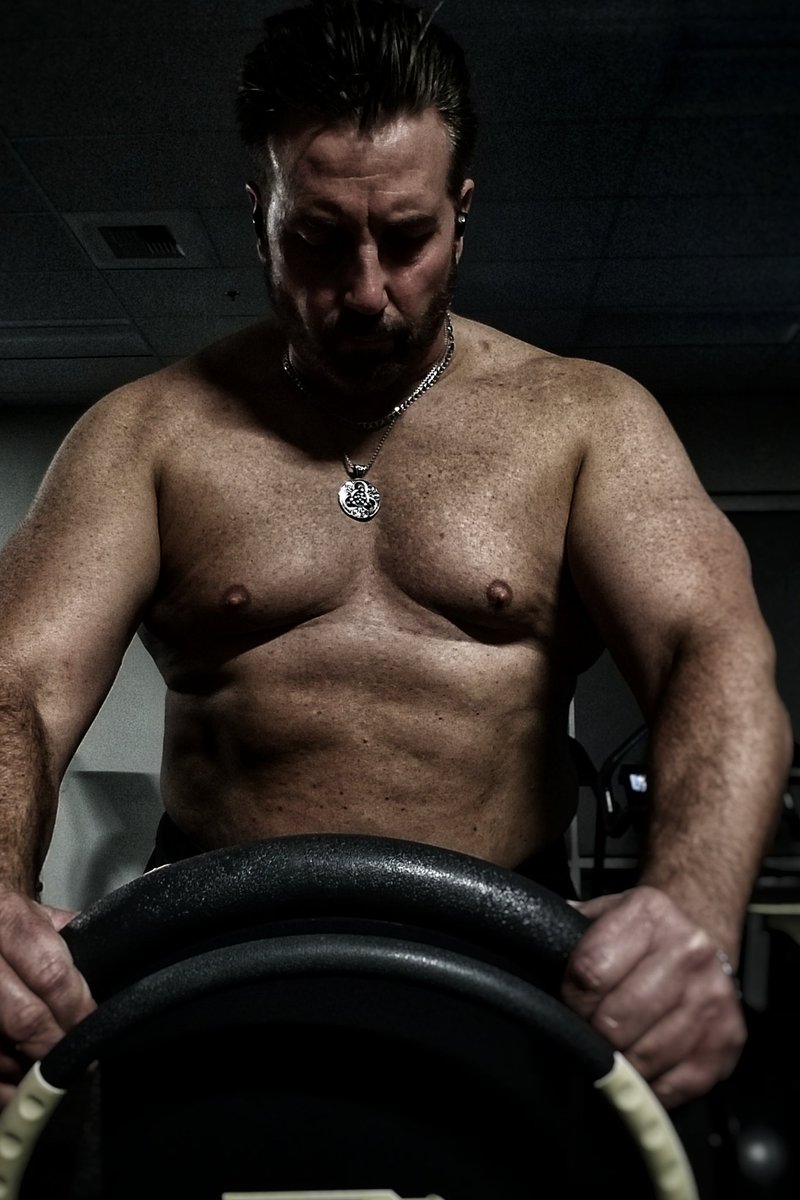 ChronicleJon's tweet photo. Working out hard tonight to take it easy for a couple days. #workout https://t.co/J2rbgk3VNz