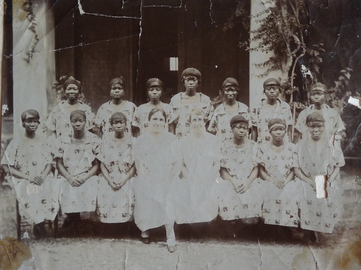 Yoruba Women  #ThreadYoruba women activists strike a pose by Sara Panata (2016)1. Kudeti Girls' School in Ibadan, first half of the 1920s. Mrs Ogunlesi's (third from left to right) Photo Collection https://journals.openedition.org/genrehistoire/2585