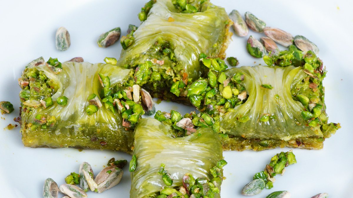 Tek şube ,yüksek kalite 🤗
.
.
.
.
.
.
.
.
.
 Murat usta farkıyla gercek gaziantep baklavası.
 #baklava  #fıstık #baklavacımuratusta #anteplibaklavacı #havucdilim #fıstıklıbaklava    #midyebaklava #cevizlibaklava #sütlünuriye #evbaklavası #toptanbaklavacı #toptansatıs #istanbul