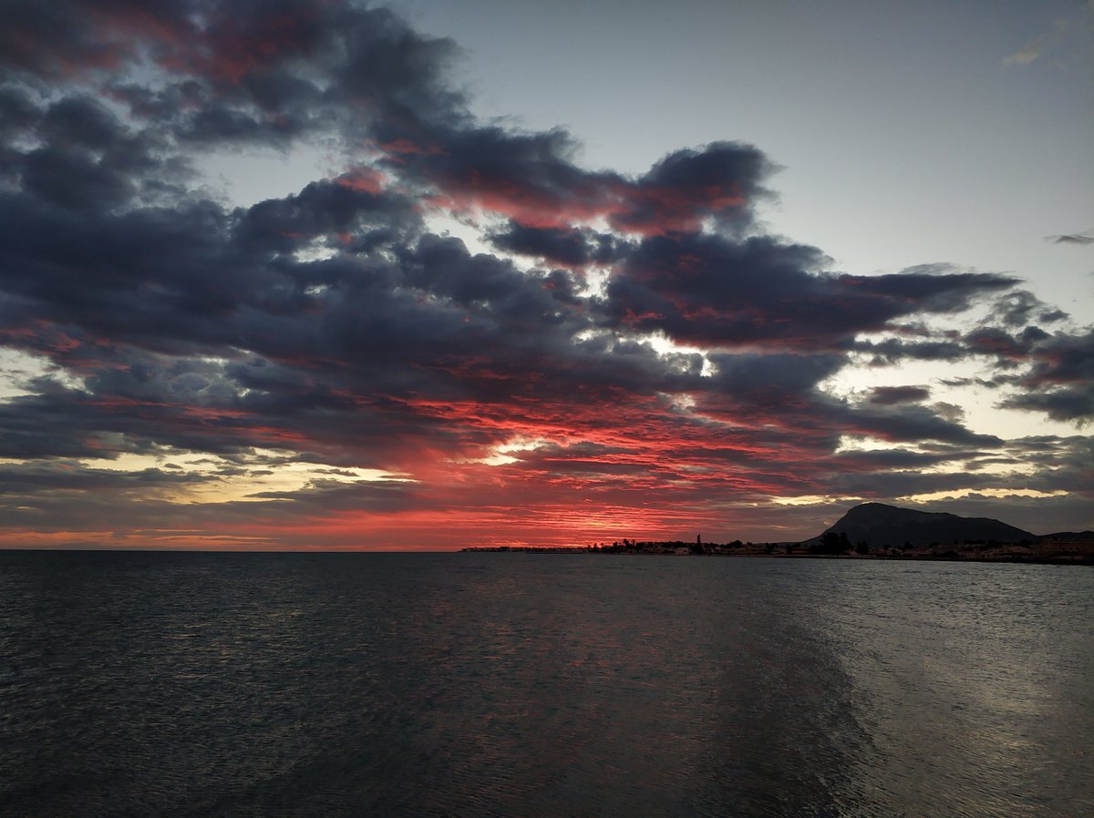 juananlaguna's tweet photo. Por cositas como ésta, Y otras cuantas que me callo. ...
Acompañado de mis cámaras, música y un libro.📷📸🎶📘
Qué poco somos.
📱(Fotos de móvil)📱
#canon #xiaomi #minote3 #sunrise #Denia #Montgo #clouds #november #sky #portrait #PhotosOfMyLife #sea #seashore #waves #sunlight https://t.co/bTexmR2PVG