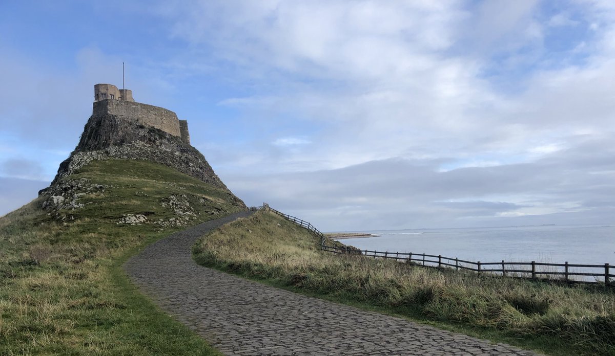 Lindisfarne Castle closes tomorrow until February - so this weekend is your last chance to visit this year. The causeway is passable from 9.15am until 4.15pm and the ☀️ is apparently coming out early this afternoon too! #lastchance #HolyIsland