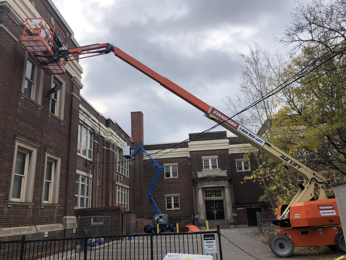 TouchTheTrucks's tweet photo. Cherry Pickers also known as boom lifts in action fixing the Bedford Park Public School.  

How many can you count? 

@tdsb #TouchTheTrucks #YongeLawrenceVillage https://t.co/Z9gWMucUta