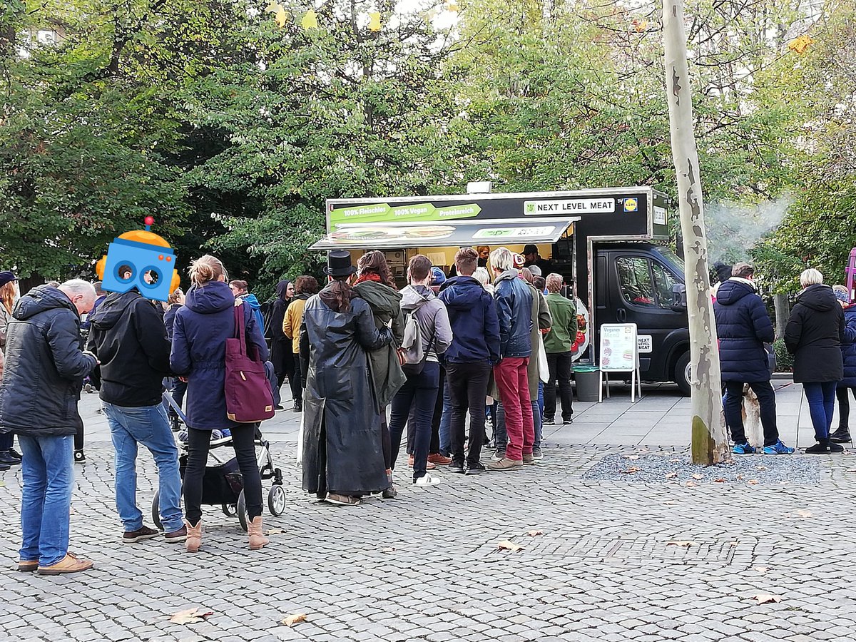oekofreaks's tweet photo. Die #Lidl Roadshow ist heute mit dem Next Level Meat Burger in #Dresden auf der Hauptstraße und verteilt kostenlos die veganen Burger.
Sogar die Teller sind aus Pappe. Tolle Aktion!
#govegan #burger #Dresdenneustadt #neustadtleben
#veganlife #massentierhaltung #veganistungesund https://t.co/IonaYWJ2z4