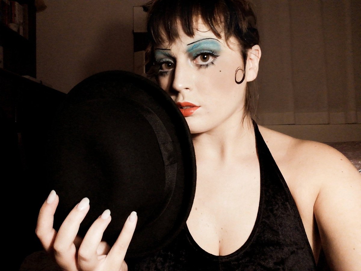 watercolour_mkp's tweet photo. "Meine Damen und Herren, Mesdames et Messieurs, Ladies and Gentlemen:
I give you the international sensation, Fräulein Sally Bowles!" 🎬💋 #SallyBowles #Cabaret #LizzaMinnelli #MUA #MakeupArtist #MakeupJunkie https://t.co/ruwqjtTlRd