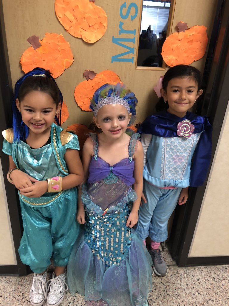 kinderatthehelm's tweet photo. We sure had fun dressing up today! 🎃@kinderatthehelm scetrailblazers https://t.co/CUvczsRb3D
