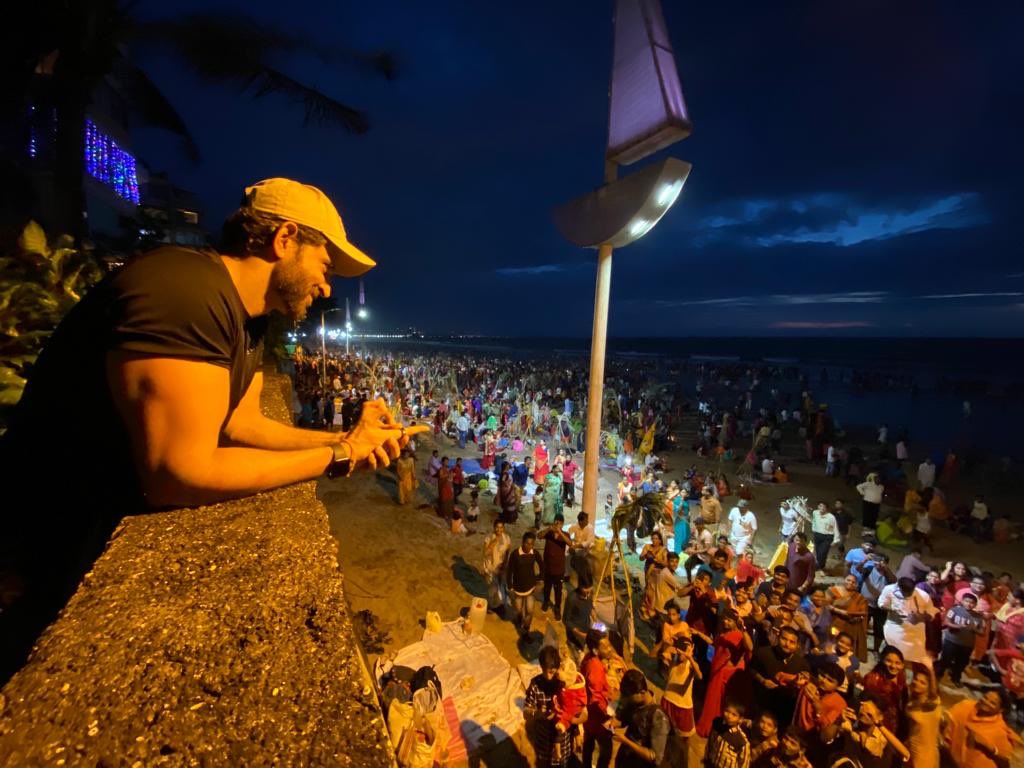 iHrithik's tweet photo. Happy Chhath Puja to all the devotees who are undergoing the tough rituals of this great festival. Sending my love to all of you and my thanks to those who took a moment to interact with me at the beach today. 🙏🏻 https://t.co/pMHdkfHSnM