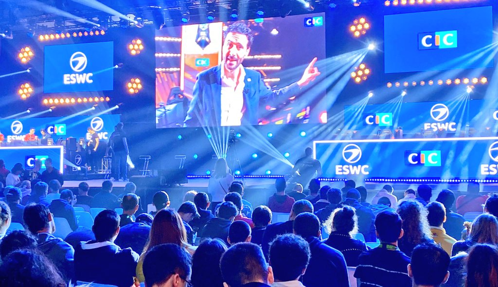 alexandreruiz's tweet photo. Très heureux d'avoir pu partager ce moment 🤗 Cérémonie 2e édition des #CIC_Esport Business Awards à la #PGW sur la scène de l'@eswc_fr 👍 @bertrand_amar @Kayane @DominGo @foxytalks Matthieu Dallon @bernardgassiat @cic @gamingprivecom @Shaunzpro Claude Koestner 🎮 https://t.co/QYYmQNjyYw