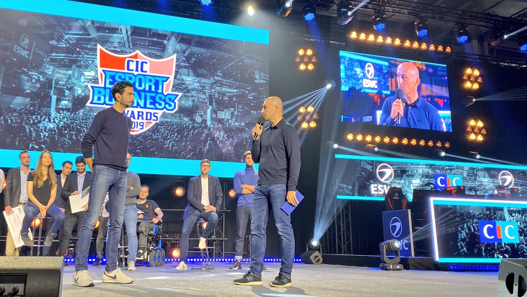 alexandreruiz's tweet photo. Très heureux d'avoir pu partager ce moment 🤗 Cérémonie 2e édition des #CIC_Esport Business Awards à la #PGW sur la scène de l'@eswc_fr 👍 @bertrand_amar @Kayane @DominGo @foxytalks Matthieu Dallon @bernardgassiat @cic @gamingprivecom @Shaunzpro Claude Koestner 🎮 https://t.co/QYYmQNjyYw