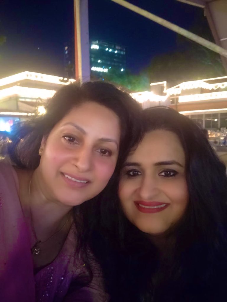 Lvenky73's tweet photo. We sisters 🥰🥰 #Diwali #Diwali2019 #bangaloreclub #comequick https://t.co/rImhZGa5fy
