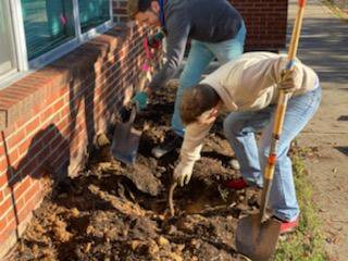 PoeMagnetES's tweet photo. We're excited to refresh our garden beds, thanks to leadershipfrom @ChiesiUSAInc and @FoodCorps, and help from #TeamPoe and our volunteers from @activategood! #PoePandaPower #PoePandaPartners #campusbeautification #studentgardens https://t.co/esGdo7XOPa