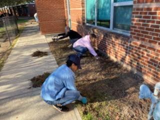 PoeMagnetES's tweet photo. We're excited to refresh our garden beds, thanks to leadershipfrom @ChiesiUSAInc and @FoodCorps, and help from #TeamPoe and our volunteers from @activategood! #PoePandaPower #PoePandaPartners #campusbeautification #studentgardens https://t.co/esGdo7XOPa