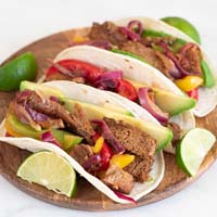 Vegan fajitas, made with seitan and veggies. They’re so tasty, satiating, easy to prepare and delicious with some tortillas and your favorite toppings. simpleveganblog.com/vegan-fajitas/… #vegan #dinner #lunch #mexican #simpleveganblog
