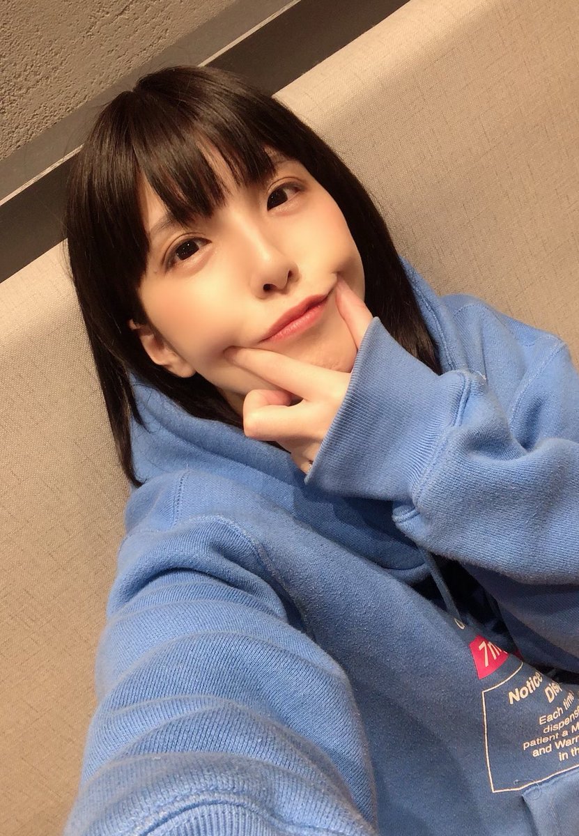 和井みずき 青く澄んでいるはず あのさ 自撮りでよく女の子がやってる 口元むにゅってするやつ難しくない すごいドヤってるか気の抜けたやつのどちらかにしかならない 力加減と唇の作り方のバランス取れん こんな絶妙なポーズやったんや