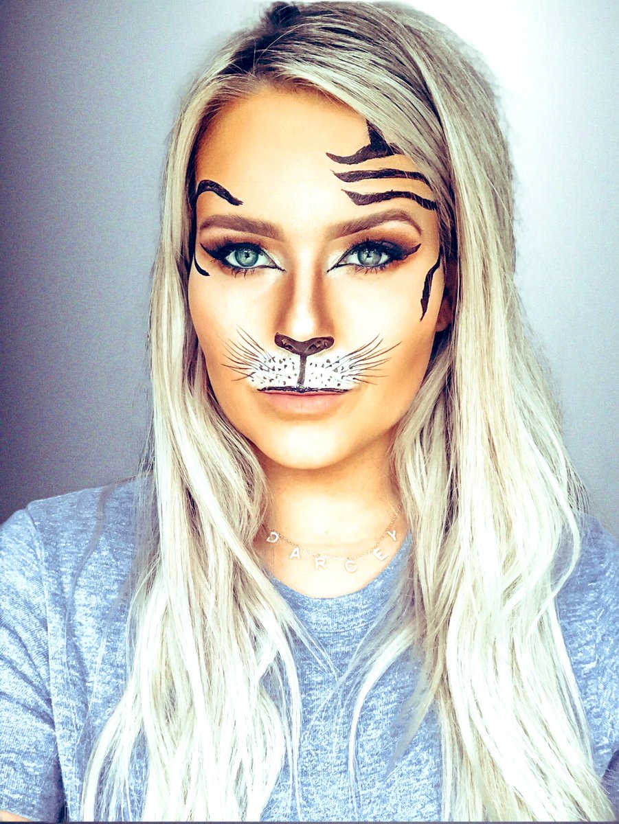 Happy Halloween! From #Aladdin #Jasmine #Rajah #Genie #abu 💫