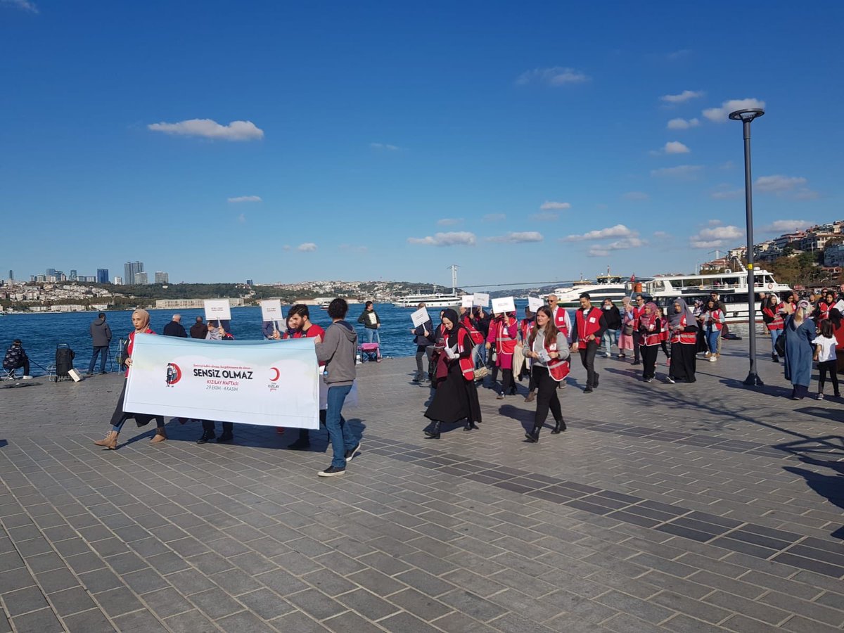 Kızılay haftası münasebetiyle diğer teşkilatlardaki gönüllü dostlarımızın katılımıyla birlikte, Üsküdar’da Büyük Kızılay Yürüyüşünü gerçekleştirdik. Ardından  insanlara deprem ve deprem anında yapılması gerekenler hakkında bilgilendirici broşür dağıttık. #iyigeleceksin