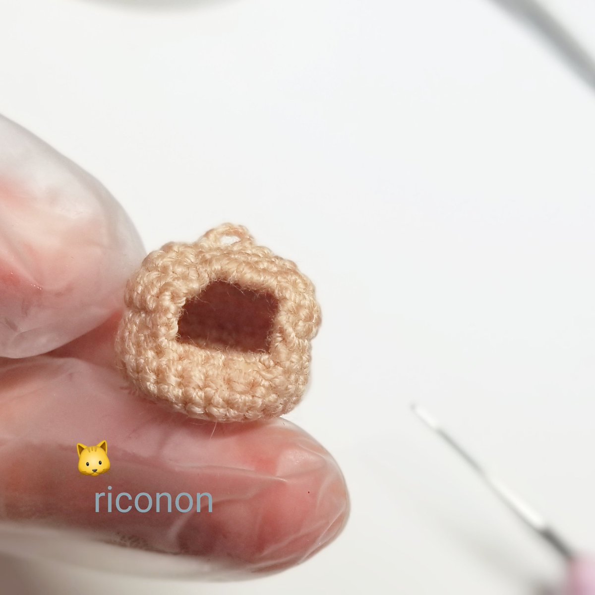 Riconon ねこ好き レース手芸 編物作家 A Twitteren 猫と言えば猫ちぐら という事でチビチビサイズを編んでみました 太めのレース糸でキツキツに編んだので 形を整えるのにちょっと一苦労 チビチビ猫ちゃん一匹サイズです レース編み クロッシェ