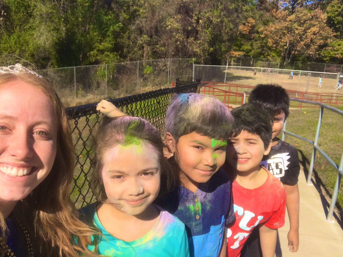 MsDannyHarro's tweet photo. A color run to celebrate all the hard work these students have done this first quarter! #dalecityroars #positivelyPWCS https://t.co/qi4qEhopAY