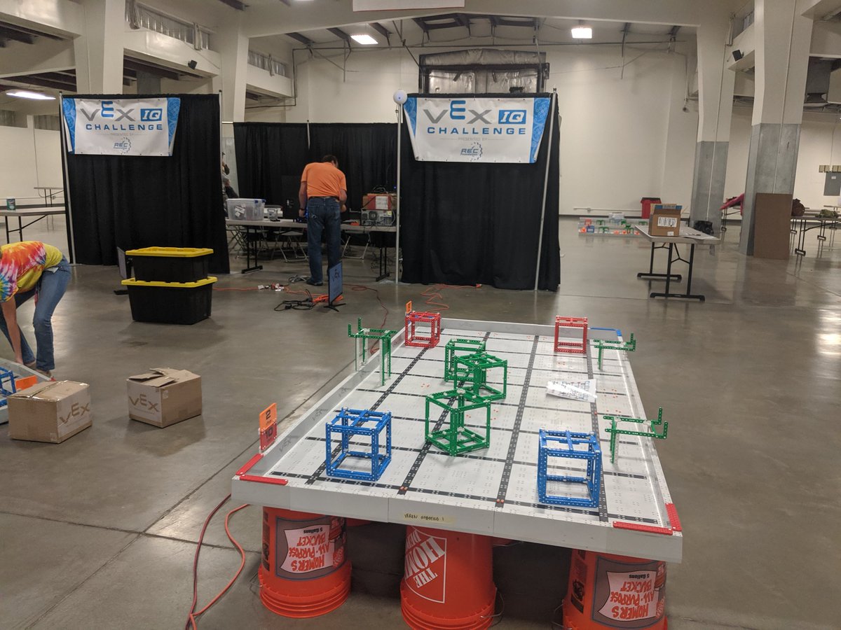 Andrea_iDesign's tweet photo. @idesignsolutions@VEXRobobotics getting ready to bring the Farmington Extravaganza. good Luck.#idesignsolutions #vexrobotics #vexiq #girlpowered https://t.co/JAiBxGCzWN