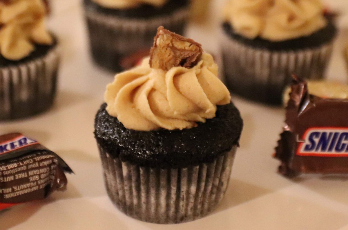 bakerandbeast84's tweet photo. Have leftover #halloween candy? Try these decadent Snicker Bar Cupcakes from The Baker and the Beast! #cupcakes #chocolate #baking #halloween #snickers #snickerbar 

https://t.co/P313inKura https://t.co/C12FiZDhgv