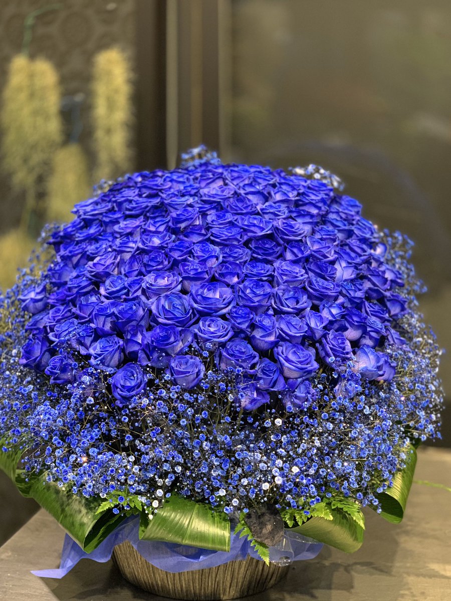 ট ইট র ローズショップ 青いバラ150本とキラキラ青いかすみ草の大型アレンジメント 日本全国に発送します 青いバラの花言葉は 可能性