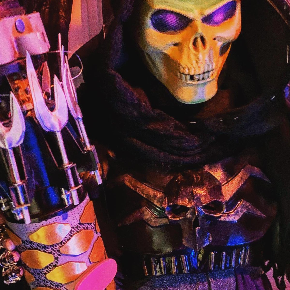 PixelDandy's tweet photo. My #Skeletor Halloween costume... a movie/toy mashup! I made the chest piece from foam. And of course the #CosmicKey from trash! Unfortunately Iโve got no pics of all the details on the boots, bracers and gloves. Doh! ๐ #MastersOfTheUniverse #Halloweenย #Cosplay https://t.co/eaI9Yqp9DC