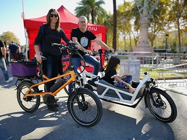 EnbicixBCN's tweet photo. Vols conèixer l'oferta d'#ebike que tenim a la ciutat? A l'@expoelectricbarcelona tens una bona oportunitat de veure que tenen al teu abast botigues i fabricats. Avui i demà a l'#arcdeltriomf.
No t'ho perdis.
#cargobikebcn
#cargobike #bicibcn
#mobilitat… https://t.co/OFknkiy6y2 https://t.co/R8Q2T4yQhl