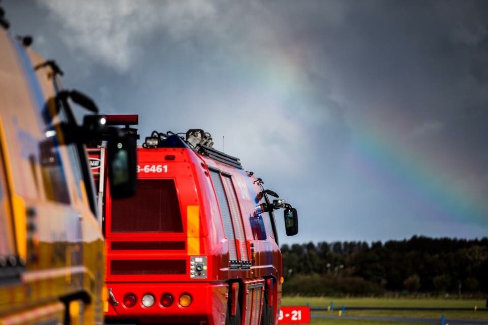 dennisluyt's tweet photo. Onze brandweermensen. Elke dag zorgen deze mannen en vrouwen voor de veiligheid van onze aircrew en passagiers aan boord van onze vliegtuigen. Op al die plekken in de wereld waar de ⁦@Kon_Luchtmacht⁩ haar missies uitvoert. Ze staan er altijd. Respect voor jullie toewijding! https://t.co/UI8ZXCDbKq