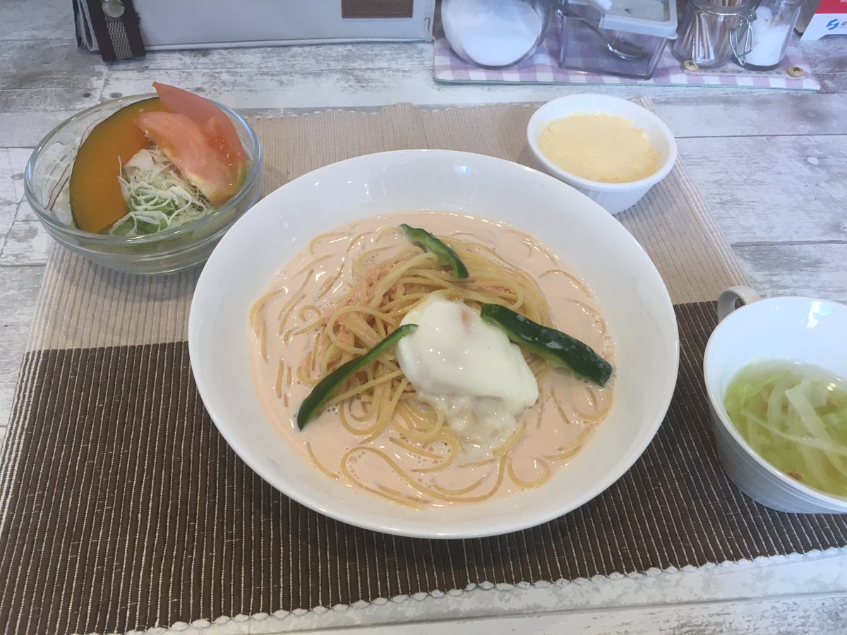 3rdPlace4's tweet photo. 今月のスペシャルランチ��ご紹介です！
明太子と温泉卵のクリームスパゲティ

和風スパゲティの定番明太子をクリームスパゲティにアレンジ。明太子の旨味とクリームの濃厚な滑らかさが絶��な一皿！もちろんスープ、ミニサラダ、ミニデザート、ドリンク付き

#ランチ #スパゲティ #ワンコイン #カフェ https://t.co/tQLimhgP04