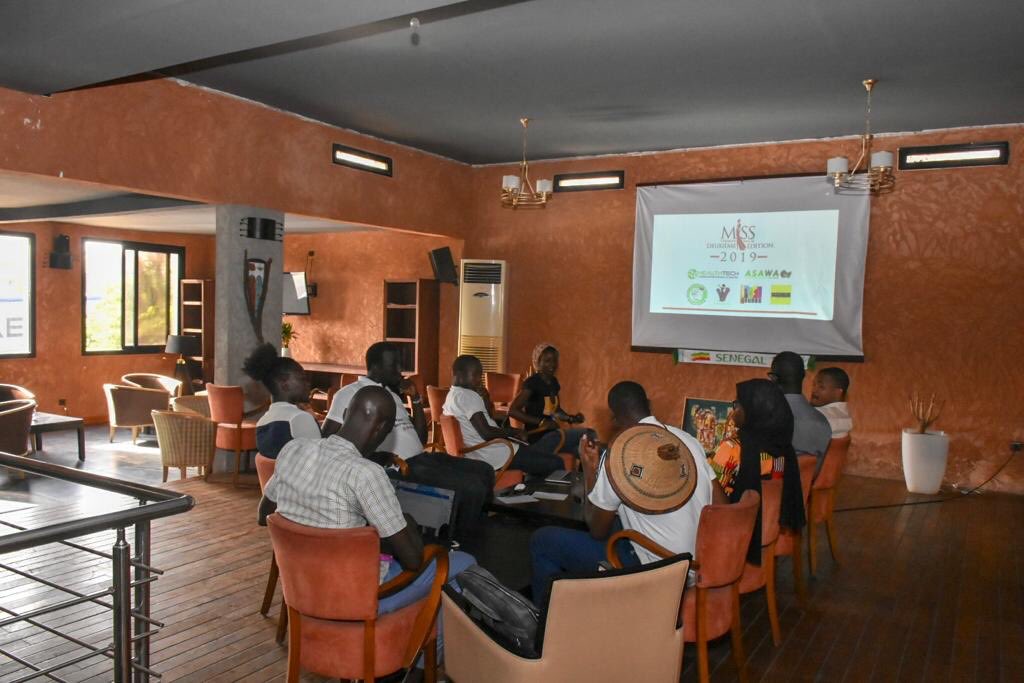MissCamerounSen's tweet photo. Rencontre 1er nov au restaurant l’ENDROIT avec les Organisations de la société Civile. Réflexion et Élaboration des plans et stratégies pour rendre les Candidates efficaces lors de leurs plaidoyers portant sur l’AUTONOMISATION DE LA JEUNE FILLE. #OSC #Kebetu #MSC2019 https://t.co/sLCKbK6MY3